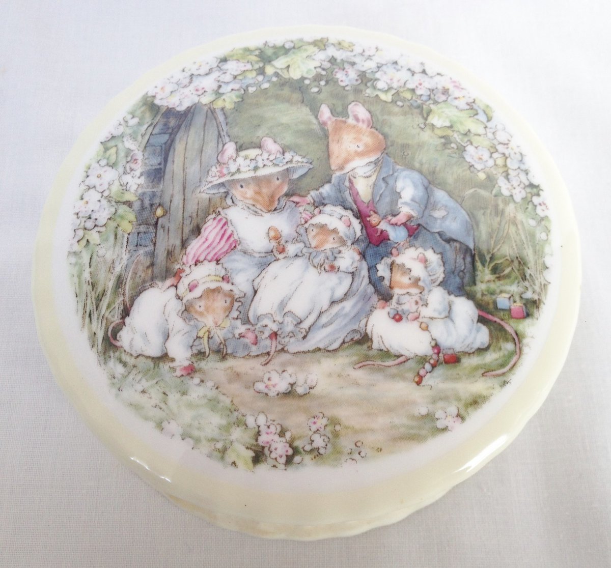 Royal Doulton #BramblyHedge
#Poppy's #Babies Trinket Box - Boxed
from the #gift collection would be a fantastic addition to any collection 
nivagcollectables.co.uk/p/6233
