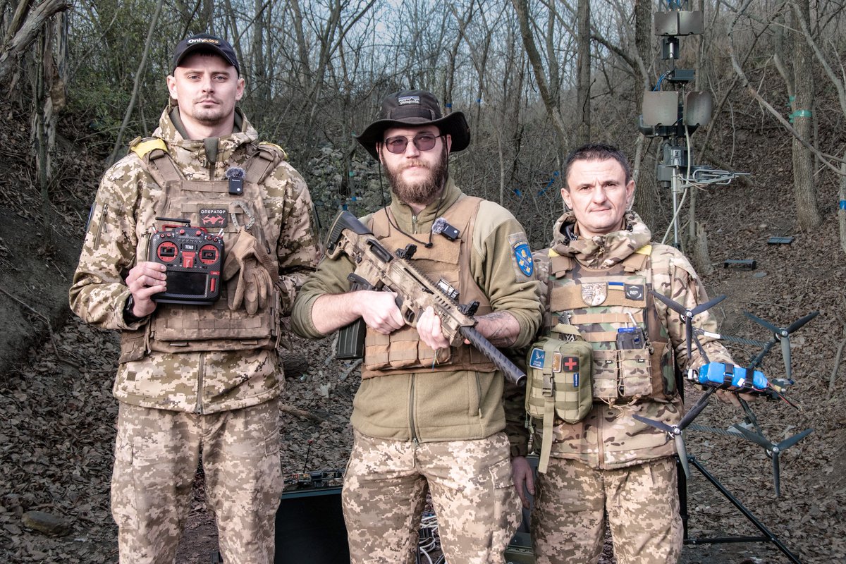 155ombr's tweet photo. Le ciel est « sale ». Quand les militaires disent que le ciel est « sale », cela signifie qu’il est saturé de drones ennemis.

Les hommes sur les photos sont une unité qui « nettoie » le ciel. Autrement dit, ils abattent des drones à l’aide d’autres drones, ceux qui portent la mort contre nos militaires et les civils.

Pour cela, ils lancent de petits drones, prennent de la hauteur face aux plus gros (comme un aigle sur sa proie) et les neutralisent dans la zone neutre, afin qu’ils ne frappent pas des personnes.

Ils éliminent au-dessus de nos têtes des drones d’attaque de type « Molniya », chargés de plusieurs kilogrammes d’explosifs, ainsi que des drones de reconnaissance plus complexes, qui opèrent très haut dans le ciel avec un fort zoom, observant nos positions et transmettant des coordonnées pour les bombes aériennes et les unités de drones ennemies.

Il est impossible de nettoyer complètement le ciel « sale » de Pokrovsk, mais chaque drone ennemi abattu, c’est des vies de défenseurs et de civils sauvées.

Les drones continuent d’évoluer, et la manière dont ils fonctionnaient il y a un an n’a absolument rien à voir avec la façon dont ils opèrent aujourd’hui.

Pendant ce temps, les armes stockées dans d’anciens dépôts militaires perdent de leur pertinence chaque année, car elles sont extrêmement vulnérables à la reconnaissance aérienne et aux drones modernes.