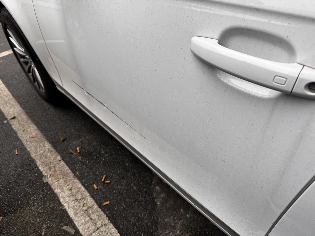 Deswegen würde ich mir niemals ein Auto über 15.000€ kaufen. Hoffe die asoziale Kreatur verliert bei der nächsten Fahrerflucht für 6 Monate den Schein. Zum Glück kann man den Schaden gut rauspolieren, weils kaum Lack abgetragen wurde