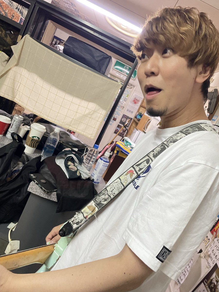 HEKOUK_OKADA's tweet photo. やばいギタリストいた https://t.co/8BFnSqpuT3
