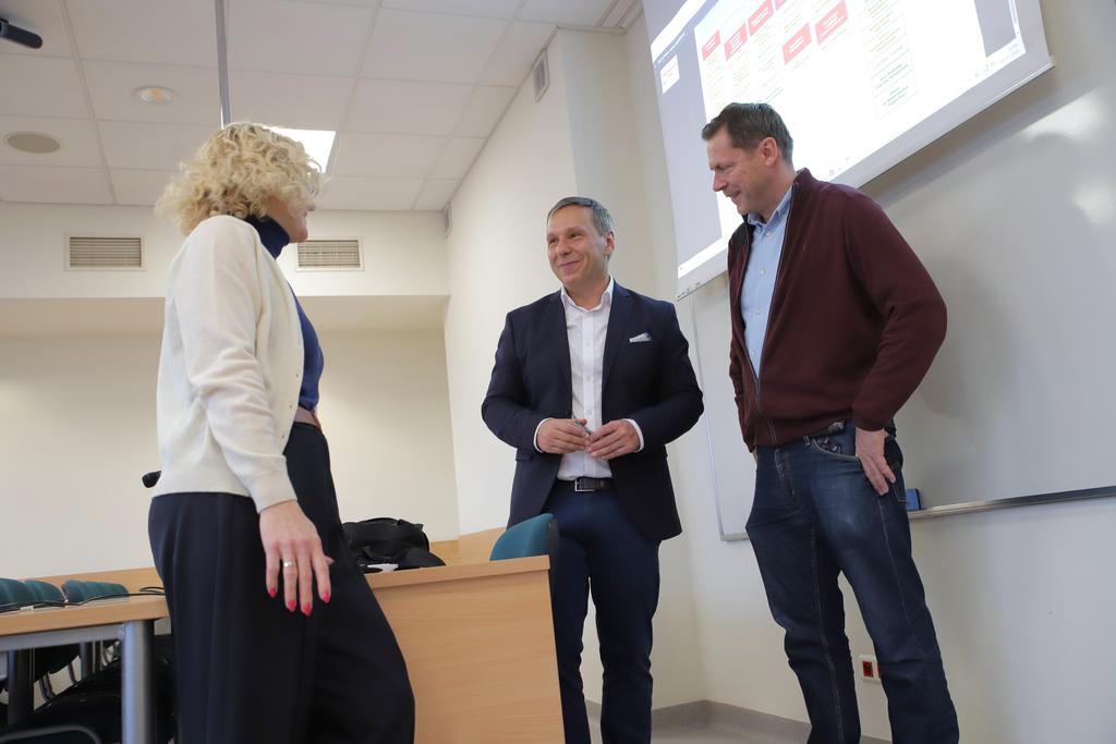M_Derengowski's tweet photo. Spotkanie ze studentami w ramach Rady Menadżerów Publicznych fot. Dariusz Duda Wydział Zarządzania  UŁ https://t.co/3Zi9xgoiyl