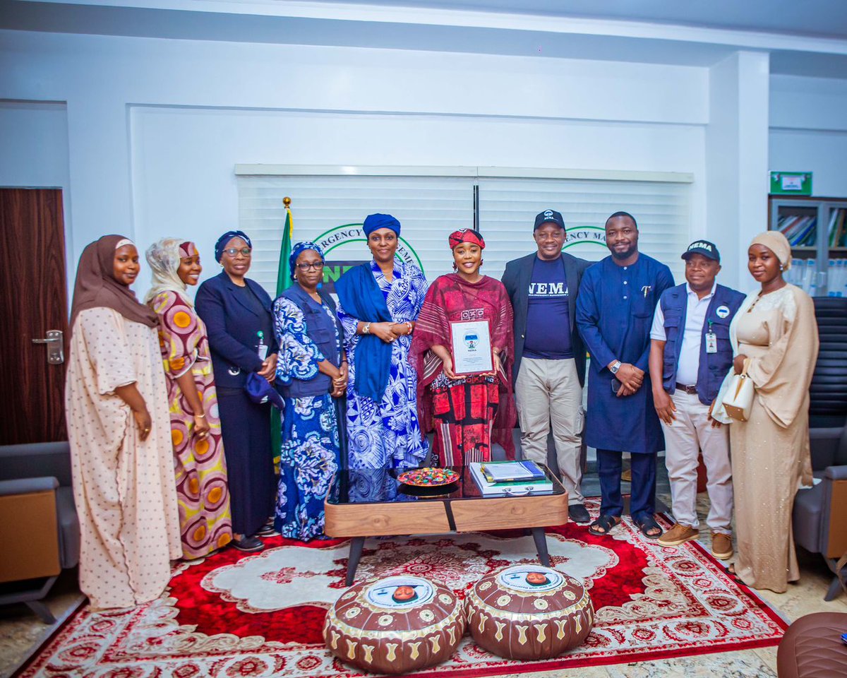 TheZubaidaUmar's tweet image. The Nigerian youth make up 70% of our total population and they possess the energy, creativity, and influence needed to drive transformative change in communities, particularly in disaster prevention, preparedness and response.

At a meeting with Maryam Bukar Hassan @Alhan_islam,…