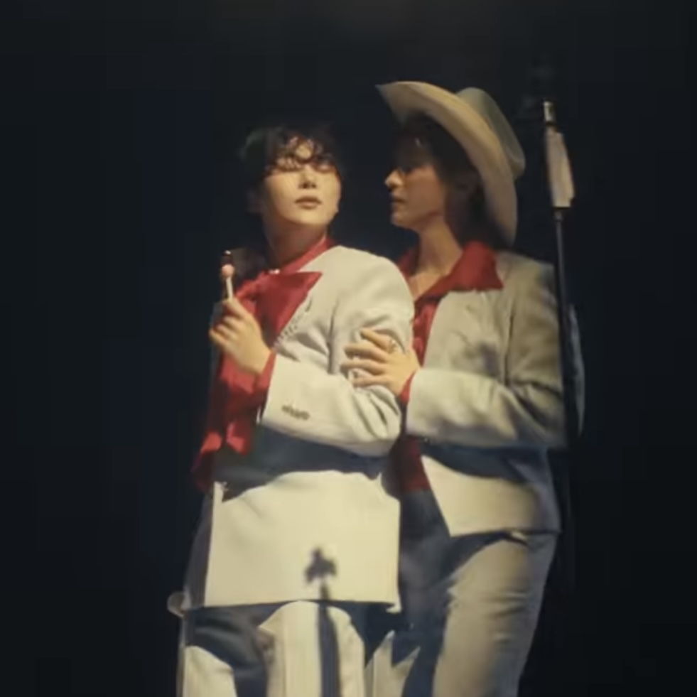 hansolchewz's tweet image. your gay uncles at the back of your wedding