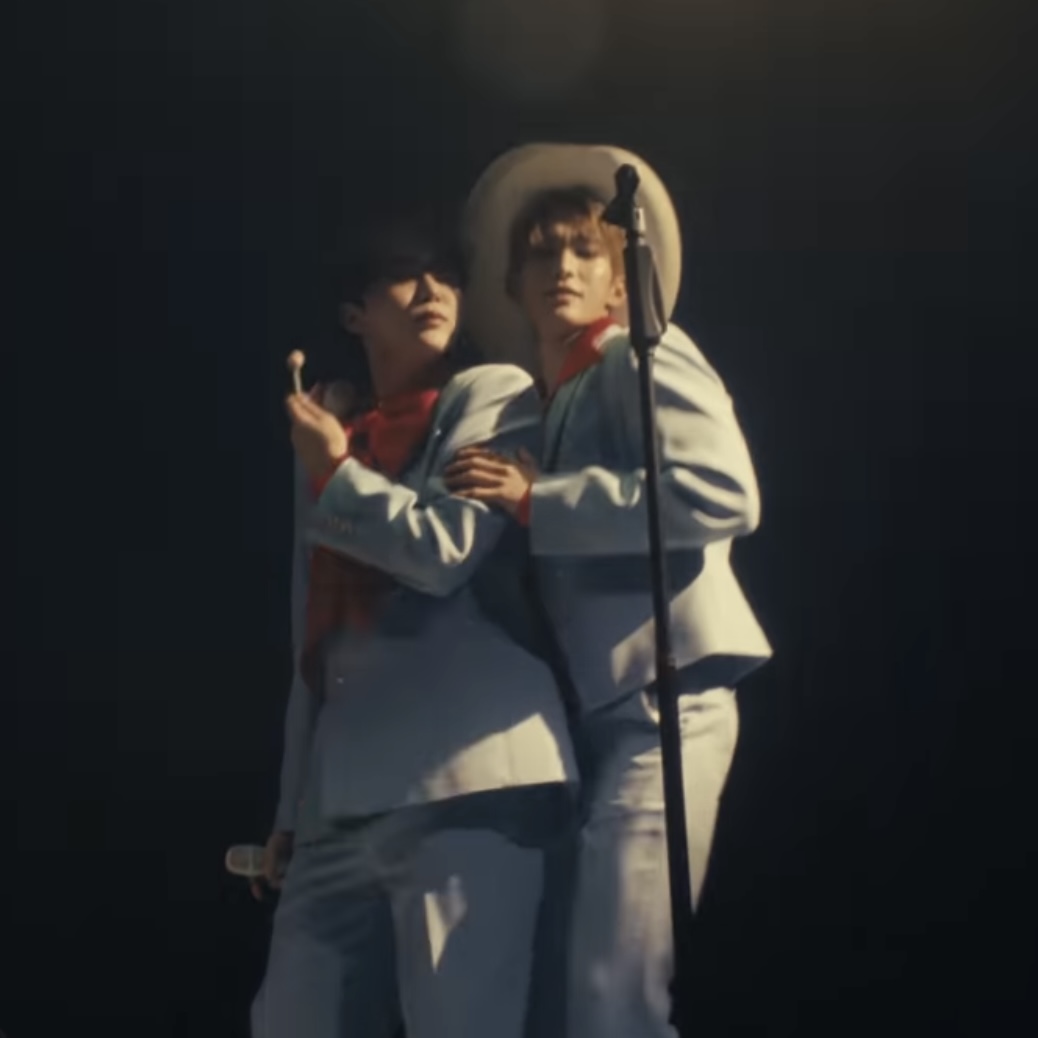 hansolchewz's tweet image. your gay uncles at the back of your wedding