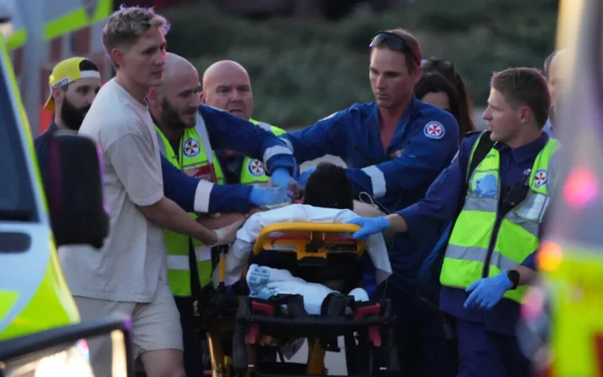 Atentado en Australia: Doce personas fueron asesinadas y varias heridas por disparos en una fiesta de Jánuca en Bondi Beach 
#Australia #antisemitismo #terrorismo 

agenciaajn.com/noticia/atenta…