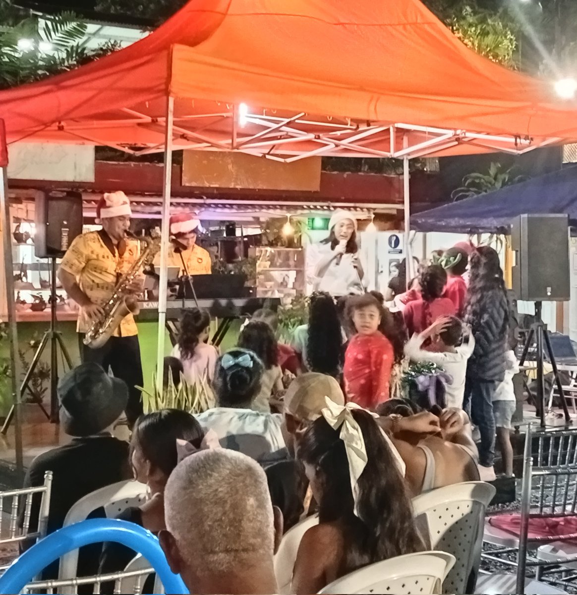 Estuvimos con nuestra propuesta musical navideña en el encendido del Árbol de Navidad en Plaza Raquel de Chilibre, chicos y grandes disfrutaron de nuestras interpretación con la voz de Daysy y el piano de Diego.
Gracias a la Administración de Plaza Raquel por su confianza.