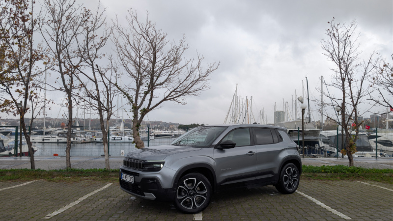 Şehirde Sessiz, Arazide Cesur: Jeep Avenger e-Hybrid Testte!

Jeep ailesinin en küçüğü Avenger ile bir hafta geçirdim. Hem "Yılın Otomobili" ödüllü hem de hibrit! Peki, sadece görüntüsü mü Jeep yoksa ruhu da mı? 🤔

İşte editörün karnesi:

✅ Artılar:
Tüketim Cimrisi: Hibrit