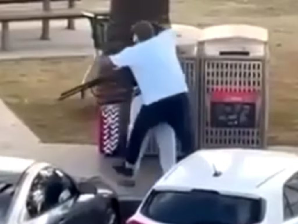 BastionMediaFR's tweet image. 🔴🇦🇺 𝗔𝗟𝗘𝗥𝗧𝗘 𝗜𝗡𝗙𝗢 — Le héros ayant désarmé l’un des terroristes à Sydney serait Ahmed El Ahmad, père de famille âgé de 43 ans.

Il a été touché à l’épaule et au bras par l’autre terroriste quelques instants plus tard. Il a été transporté à l’hôpital pour être opéré…