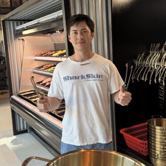 moonysentropia's tweet image. spot the difference