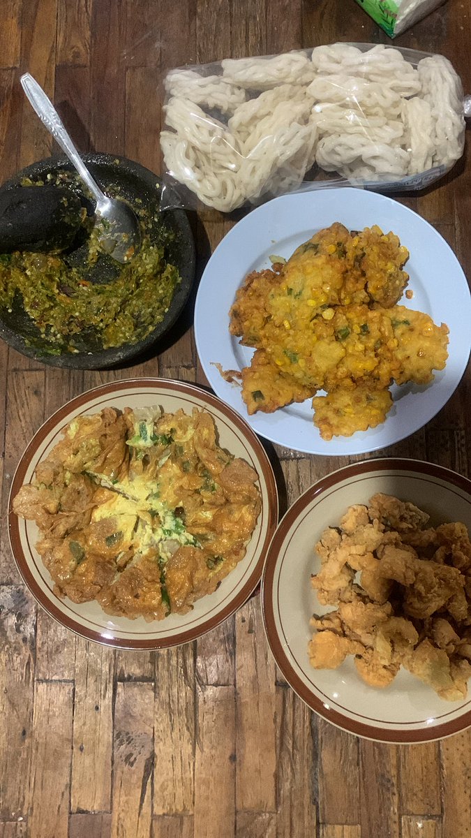 PrRandika's tweet photo. Menu makan malam ndesoan https://t.co/79u3rTdYZD