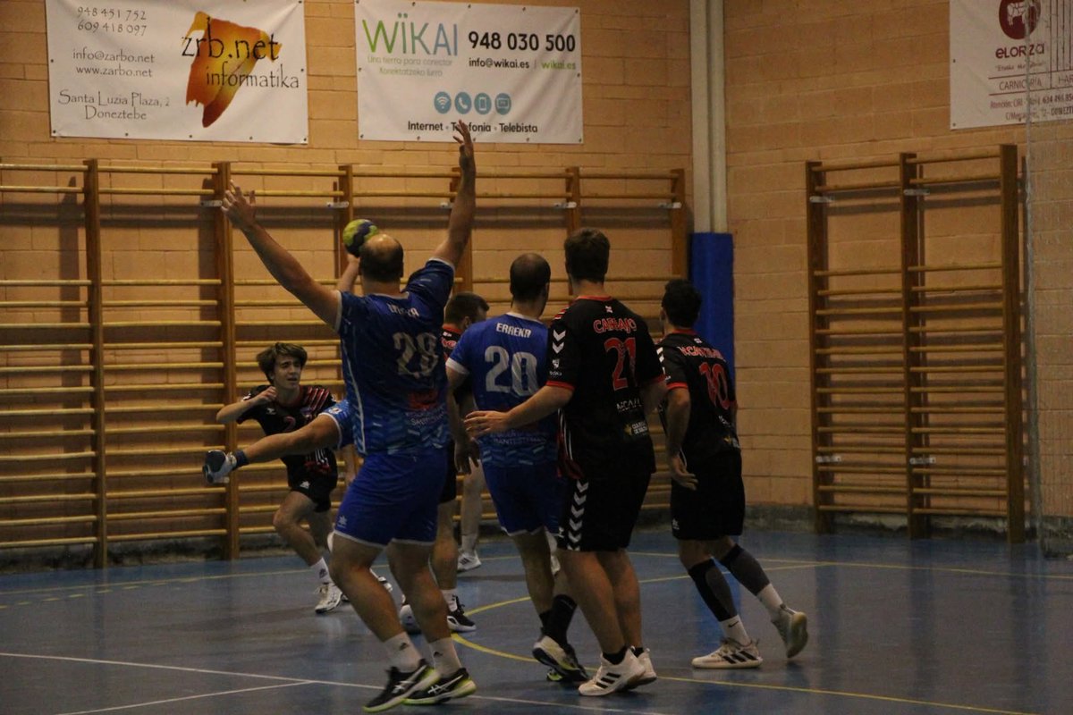 🤾‍♀️ Senior mutilak: Bardenas 25 – Erreka 30

💪Garaipen berria gaur goizean Tuteran jokatutako partida gogor batean,  beti zaila den Bardenasen pistan.🔝🔝

💪Nueva victoria en un duro encuentro jugado esta mañana en Tudela, en la siempre complicada pista del Bardenas.💙💙