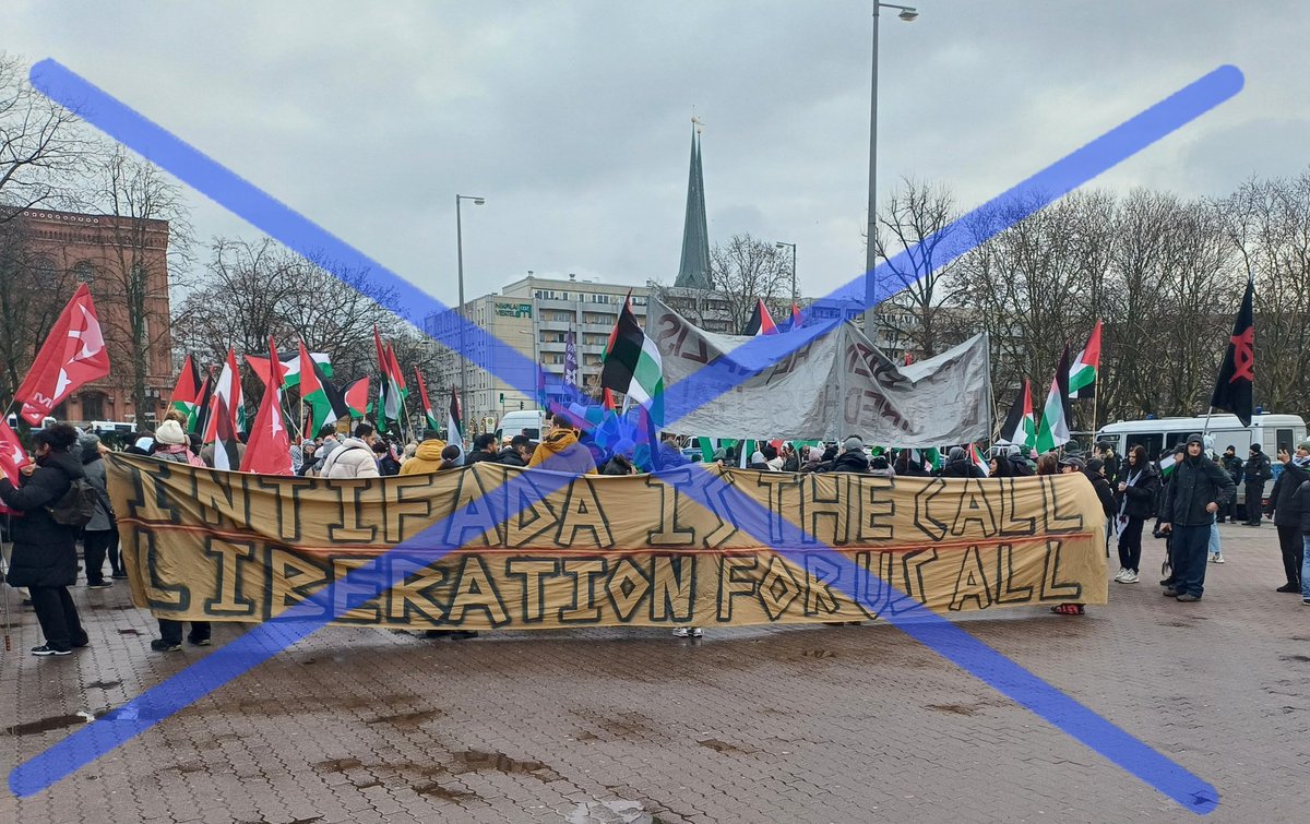 Kei_Nie_'s tweet photo. Der Ruf nach einer "globalen Intifada", den wir seit  mehr als 2 Jahren auch auf den Straßen von Berlin hören, führt zu solchen entsetzlichen Terror-Angriffen wie heute in Sydney.

Solidarität mit allen Opfern und deren Angehörigen!

#GegenJedenAntisemitismus https://t.co/NmzLIJnr7H