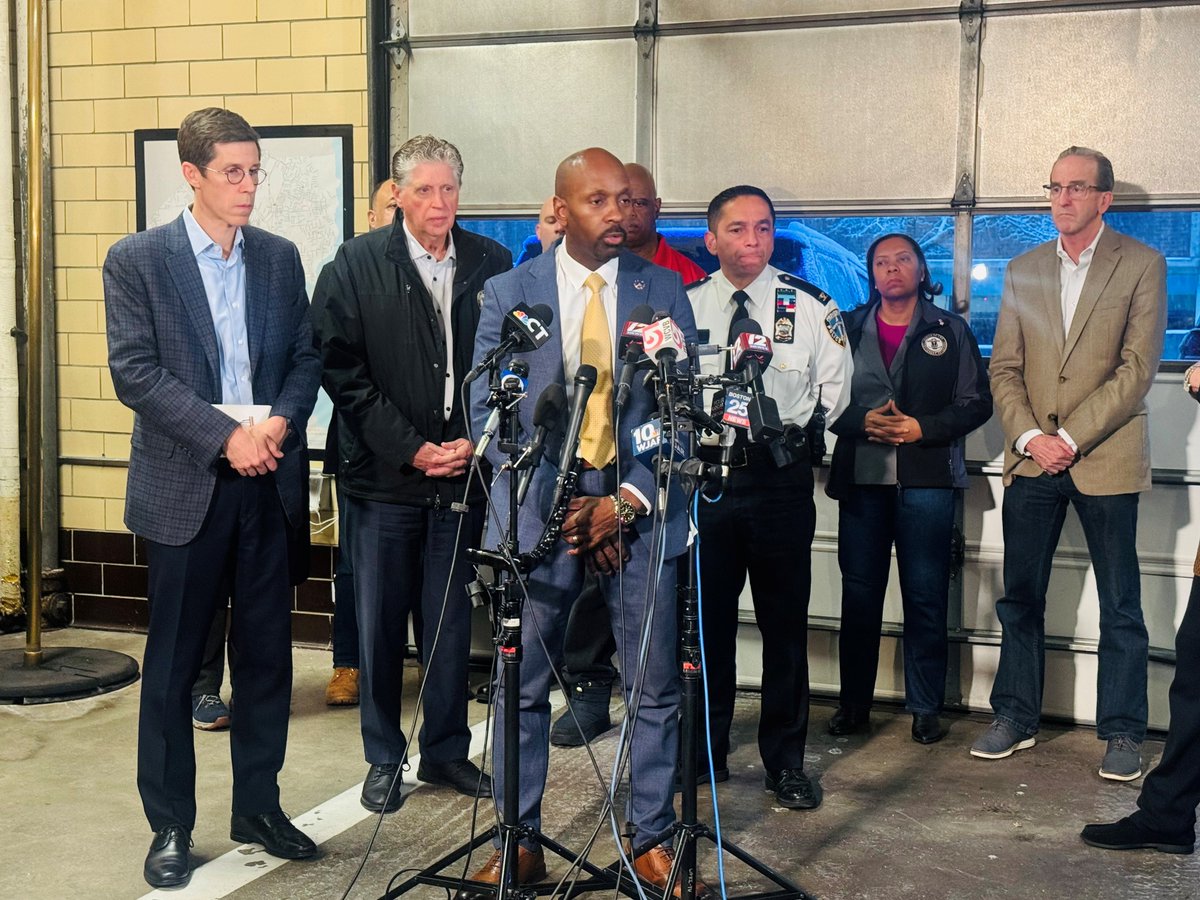 FBIBoston's tweet image. 🚨#BREAKING: #FBI Boston &amp;amp; @ProvidenceRIPD joined our partners in announcing that a person of interest has been detained in connection with yesterday's shooting at Brown University. 

We continue to ask anyone with information that could help this investigation to call the…