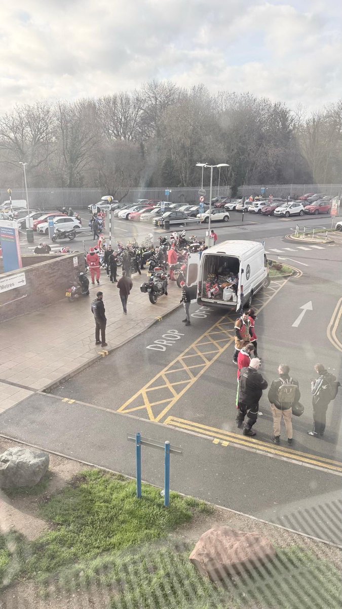 jackie1London's tweet photo. The #bikers delivering Christmas presents for the children’s ward this morning #legends @LNWH_NHS #NorthwickParkHospital https://t.co/kwvHvfmj7o