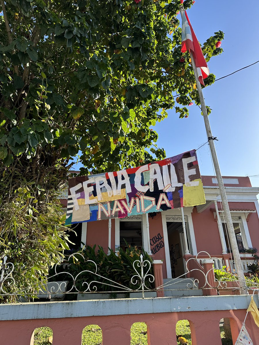 Ya estamos montando para recibirte a partir de las 10:00 am. Feria Calle Navidad en Casa Pueblo.