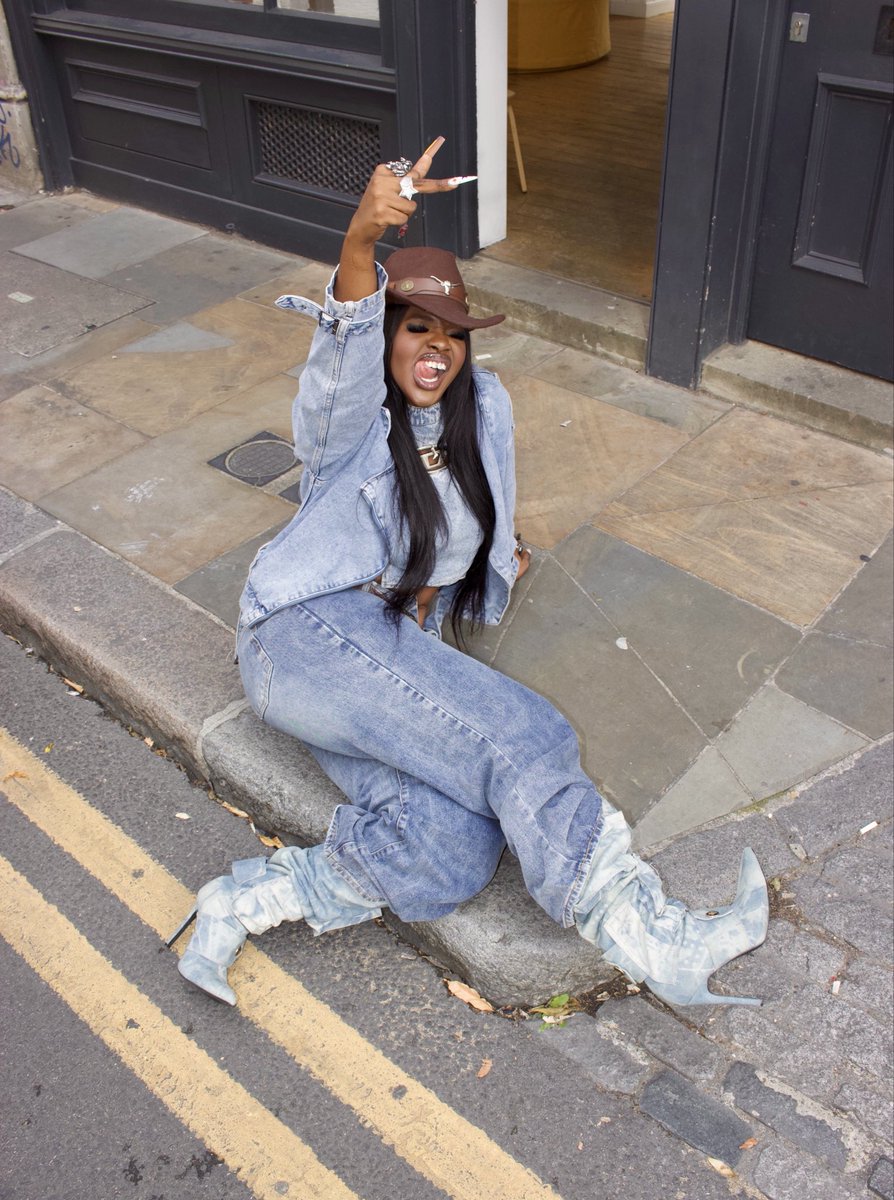 itsmonifa1's tweet photo. I’ll just dump some pics over here https://t.co/AqOjxuKta8