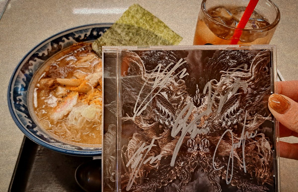 2nd_uzu's tweet image. 【2025/12/14 clubasia】
ツアー初日にぶつかり合ってきた🔥
物販でロンT購入、体も絶好調で最高👏✨
そして新譜のCD無料配布に全員のサイン会！

私「夫がギターやってて…」
Valtzﾆｷ「メタラー夫婦やん！連れてきて👊」

12/27新宿ANTIKNOCKで！！

#ノクブラ
#NOCTURNALBLOODLUST
#DEVILINSIDE