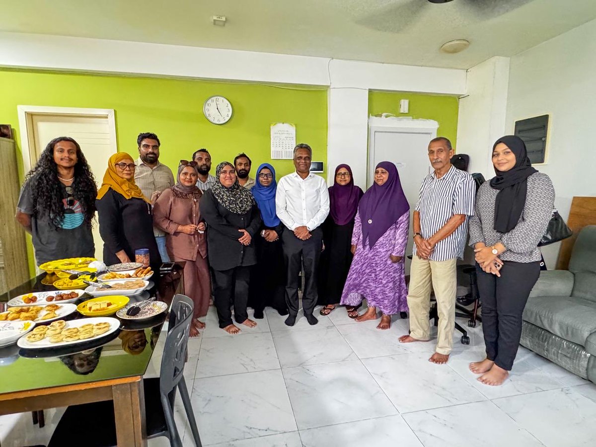 އެމްޑިޕިގެ މޭޔަރ <a href="/adamazim/">Adam Azim, Mayor of Male’ City</a> ގެ ކޮންމެ ދުވަހަކީވެސް ރައްޔިތުންނާއި ގާތުން މަސައްކަތް ކުރާ ދުވަހެއް. ކޮންމެ ދުވަހެއްގެވެސް ވަކި ވަގުތުކޮޅެއް މާލެސިޓީގެ ރައްޔިތުންގާތަށް ޒިޔާރަތްކޮއްލަން ހާއްސަ ކުރާކަމީ ފާހަގަ ކޮއްލެވޭ ސިފައެއް.