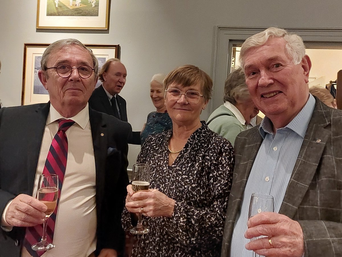 RotaryCantUK's tweet photo. Lovely to meet up with friends from the Rotary Club of #StQuentin (France) recently & enjoy a tour of #Faversham, a pie & mash lunch & Christmas dinner together: https://t.co/K45K77VMGr
@RotaryGBI @RotarySE1120
#oldfriends #interationalfriends #pentangular #faversham https://t.co/ljybNMwHC1