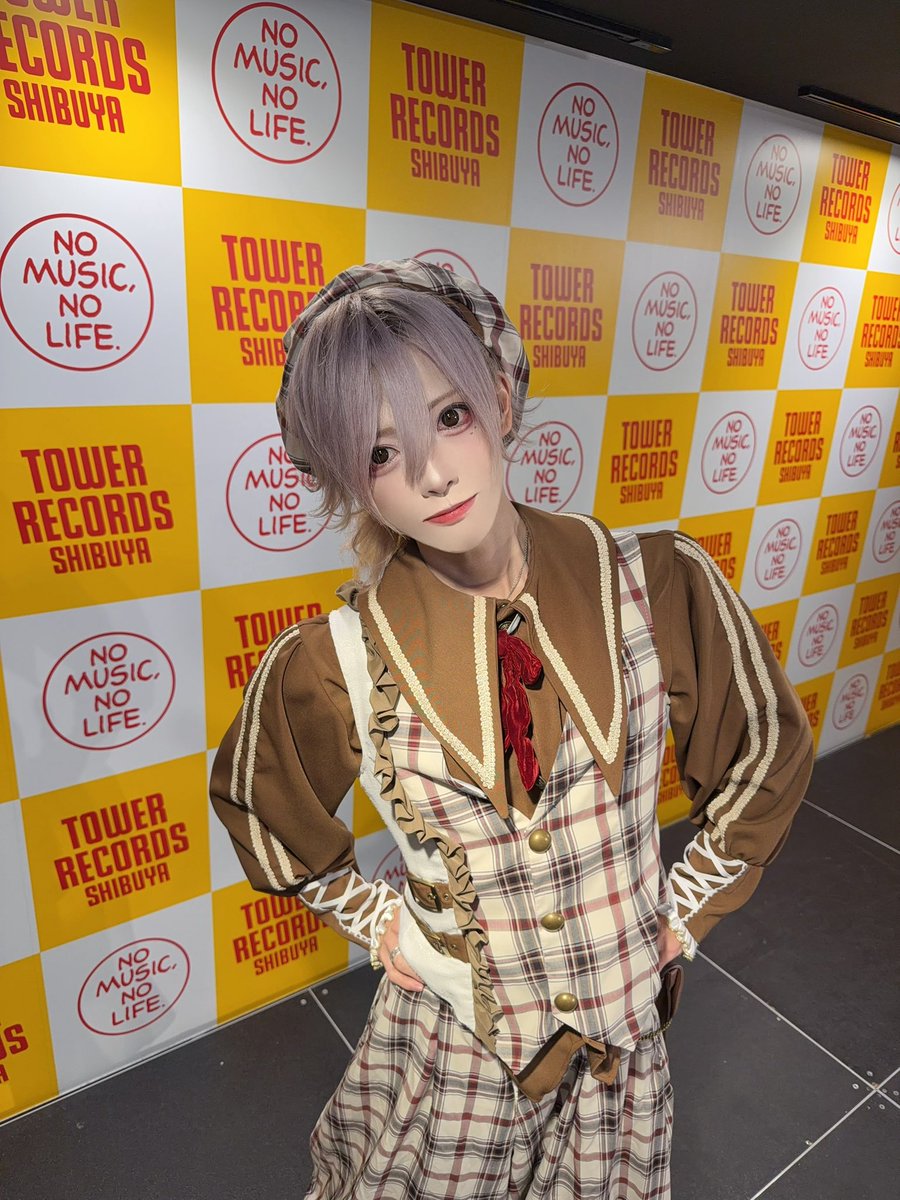 紫音(ง °Θ°)วページ ねー！なにしてんのー！