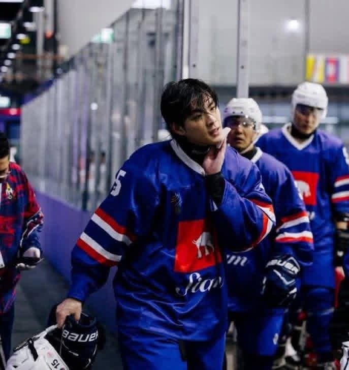 Kinn1st67387's tweet photo. SEA GAMES 2025 Hockey 🏑
📅 December 14
⏰ 19:30 (Thailand Time)
📍 Thailand International Ice Hockey Arena 
      (Rama IX)
🇹🇭 Thailand 🆚 Singapore 🇸🇬
Live Stream : YouTube – Ice Hockey Family
Kin နဲ့အတူအားလုံးကိုအားပေးကြရအောင်နော်
ရွှေတံဆိပ်ဆုဆီကို ဆက်လက်တက်လှမ်းပါစေ @Kinn_ts https://t.co/f2D5J2kYGd