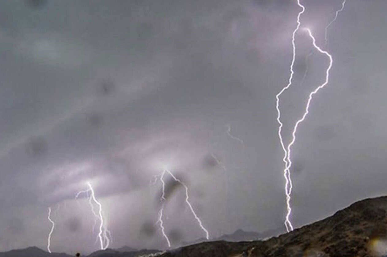 متحدث الأرصاد: أول موجة باردة ستشهدها مناطق المملكة نهاية الأسبوع الجاري واحتمالية ملامسة الصفر المئوي على الشمال وذلك بعد الجولة المطرية التي بدأت اليوم وتستمر حتى الخميس تشمل الـ ١٣ منطقة 