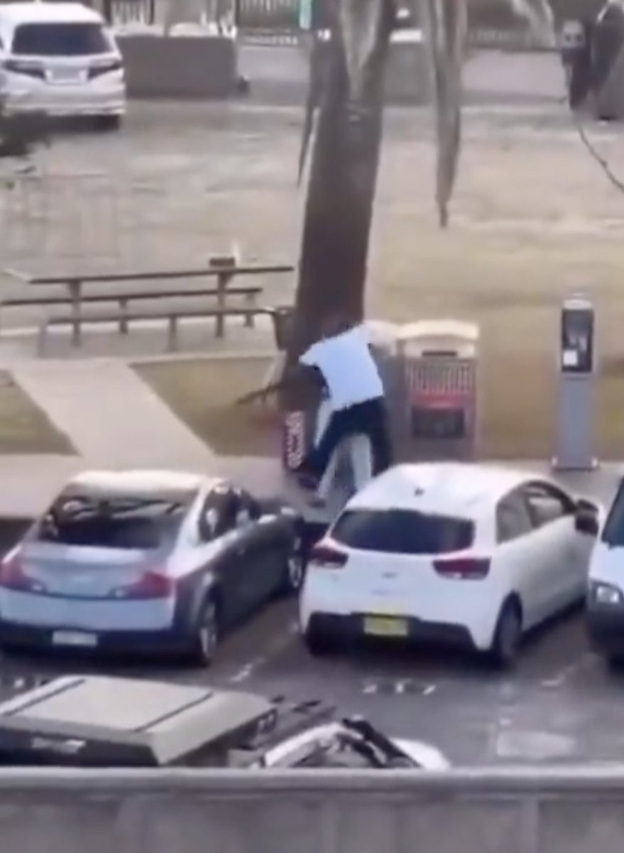🇦🇺🚨 FLASH | L’homme qui a désarmé l’un des assaillants de l'attentat de Bondi a été identifié : il s’agit d’Ahmed Al Ahmed, 43 ans. Célébré comme un HÉROS, il a été touché par deux balles. Son pronostic vital n’est pas engagé et il devrait s’en sortir.