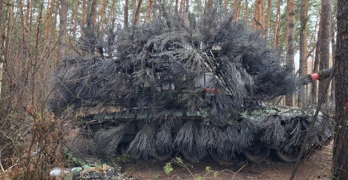 front_ukrainian's tweet photo. ❗️Another 🇷🇺Russian hedgehog tank T-80BVM https://t.co/eAgGdpuDRa