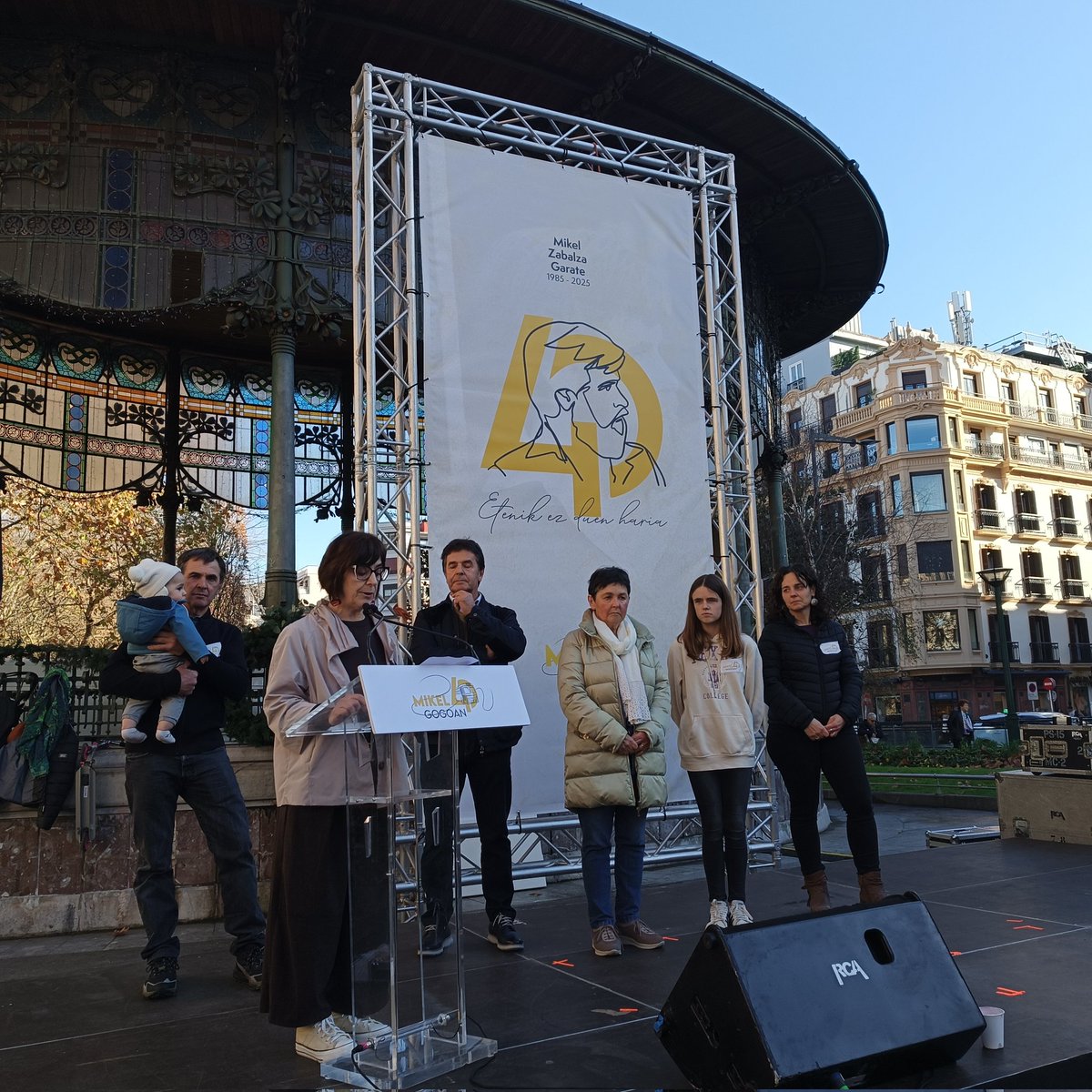 Donostin, Mikel Zabalzaren omenaldian.
Orain 40 urte eta oraindik egia, justizia eta erreparazioa aldarrikatzen, torturak salatzen! 
Besarkada handi bat bere familiako, langileko eta gizarte zibileko kide guztiei.
Isiltasuna ohiu!
 #HumanRightsForAll