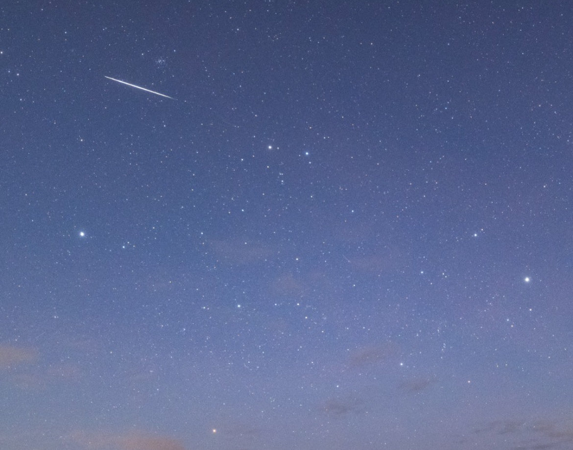 今日は ふたご座流星群 がいちばんの見頃 🌠

夜空を見上げれば、冬の澄んだ空気の中を流れ星が静かに、でも確かに駆け抜けていく夜🌟

一日の終わりに、スマホを少し置いて、空を見上げてみませんか🌟

#ふたご座流星群
#流星群
#冬の夜空
#星空観測
#願いごと
#今夜の楽しみ
#夜空に癒されて