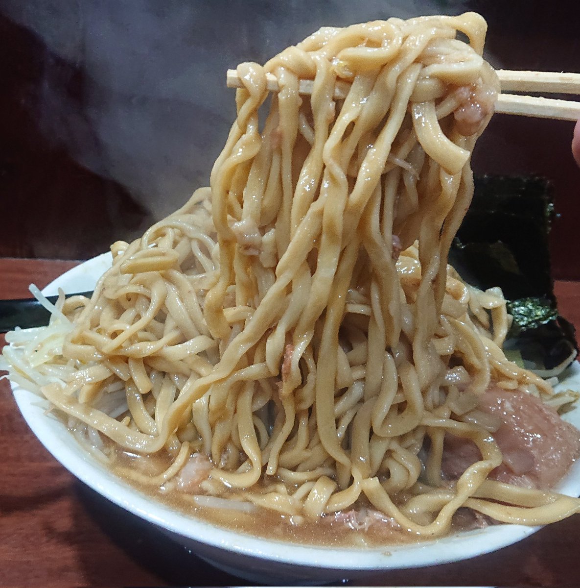 t9I5jCVYBXIcNYK's tweet photo. Sunday🐷ぶひ🎵🐷ぶひ🎵
Ｄ麺さんに突🐖
ラーメン🍜800g
海苔Ｗ🥬増しアブラ
🐷ぶたさんデカ🤣
端🐷ぶたさんBIGぶひぃ～
🐴🐴🐷ぶひゅ～⤴️
熱々で湯気が半端ない🤣
🐷太郎の顔が湯気で
🐷ぶひルン🎵パック🎶良い潤ぉ〰️い🤣(笑)
🐷ぶひズバ🎶
🐷ぶひズバ🎶
麺ズバズバ🎶
🐷ぶひリンコ🎶
ご馳走様🙏 https://t.co/zghG7Uy8ff