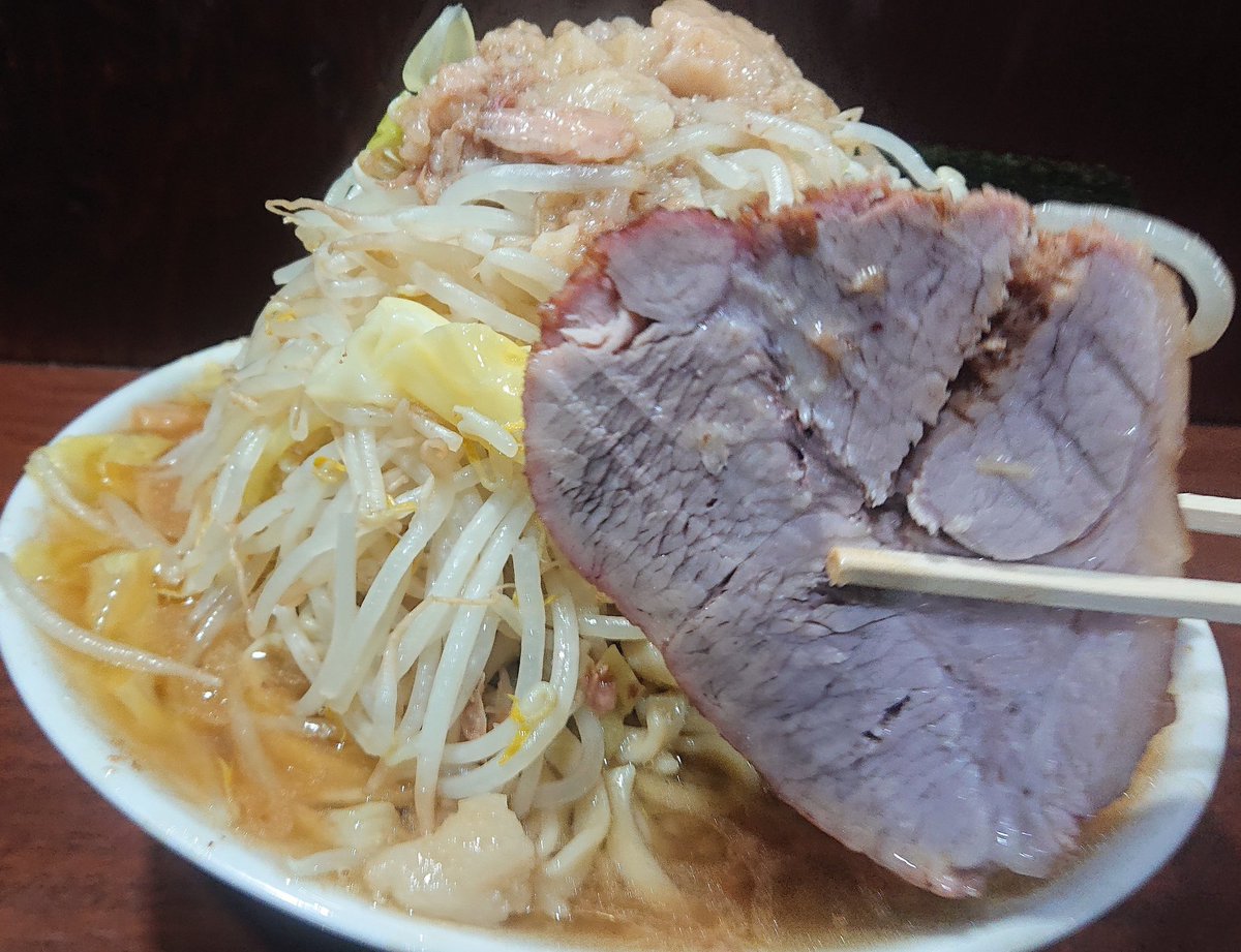 t9I5jCVYBXIcNYK's tweet photo. Sunday🐷ぶひ🎵🐷ぶひ🎵
Ｄ麺さんに突🐖
ラーメン🍜800g
海苔Ｗ🥬増しアブラ
🐷ぶたさんデカ🤣
端🐷ぶたさんBIGぶひぃ～
🐴🐴🐷ぶひゅ～⤴️
熱々で湯気が半端ない🤣
🐷太郎の顔が湯気で
🐷ぶひルン🎵パック🎶良い潤ぉ〰️い🤣(笑)
🐷ぶひズバ🎶
🐷ぶひズバ🎶
麺ズバズバ🎶
🐷ぶひリンコ🎶
ご馳走様🙏 https://t.co/zghG7Uy8ff