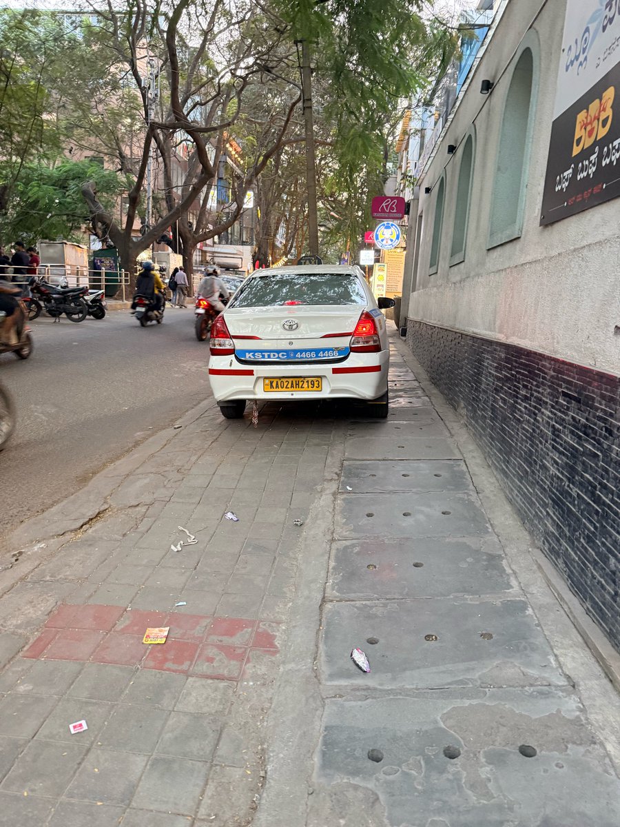 At KHB Road, Koramangala 5th Block 🚨
A man parked his car on the footpath, spit on the walls, and when questioned, got rude &amp; even threatened to hit people. <a href="/blrcitytraffic/">ಬೆಂಗಳೂರು ಸಂಚಾರ ಪೊಲೀಸ್ BengaluruTrafficPolice</a> <a href="/BlrCityPolice/">ಬೆಂಗಳೂರು ನಗರ ಪೊಲೀಸ್‌ BengaluruCityPolice</a>

#Koramangala #Bangalore #CivicSense #RespectPublicSpace #Accountability