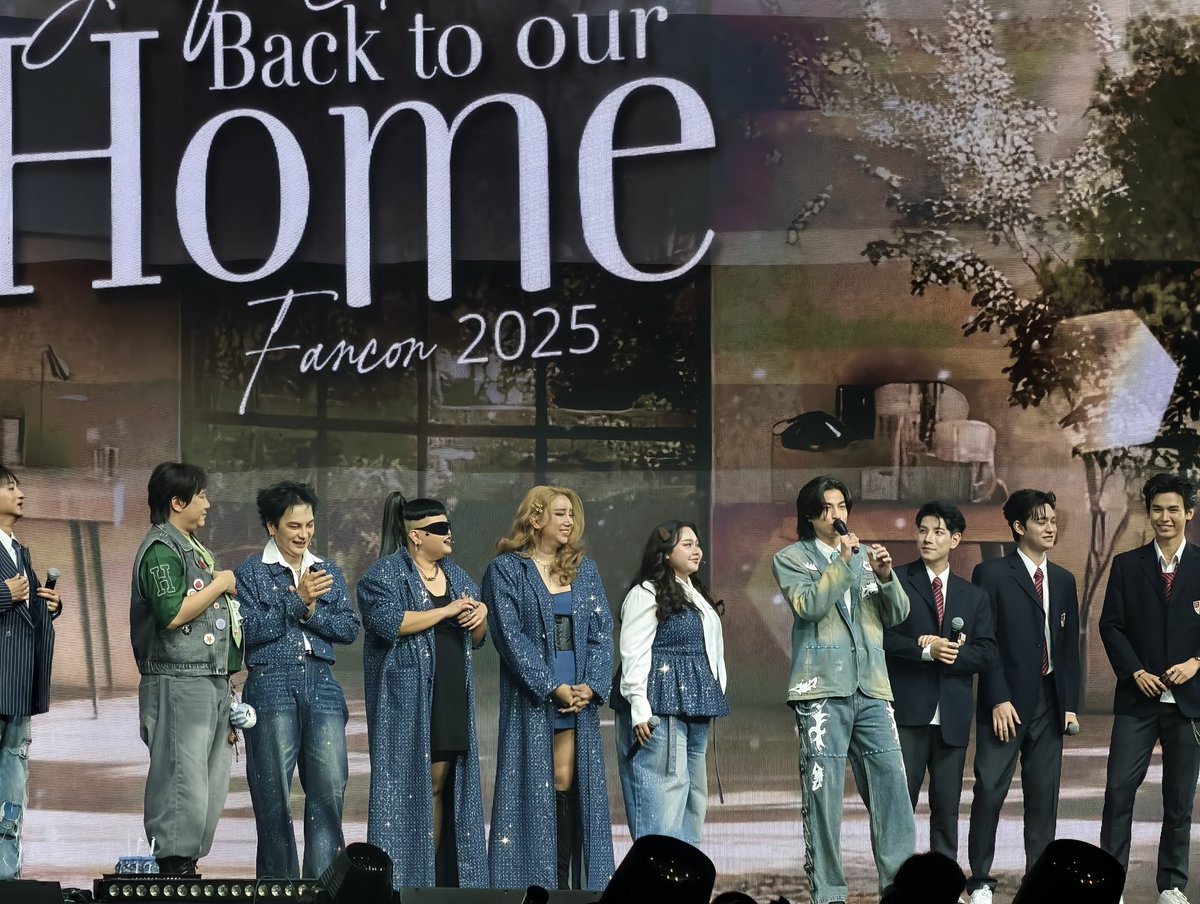 Debora38254706's tweet photo. Gulf performed a miracle. It's not easy for someone who isn't used to going on stage, yet the father, mother, and entire staff put themselves on the line and created a moving, soulful show, creating unforgettable memories.

GULF FAN CONCERT

#GulfEternalBackHome
#GulfEternalFancon2025
#GulfKanawut