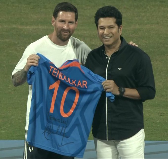 SelflessCricket's tweet photo. 900+ GOALS
400+ Assists
34000+ Runs
200+ Wickets
All in one Frame.

Greatest Picture of Sports History. Lionel Messi x Sachin Tendulkar at Wankhede Stadium. 🐐x🐐 https://t.co/9ulTucLl0P