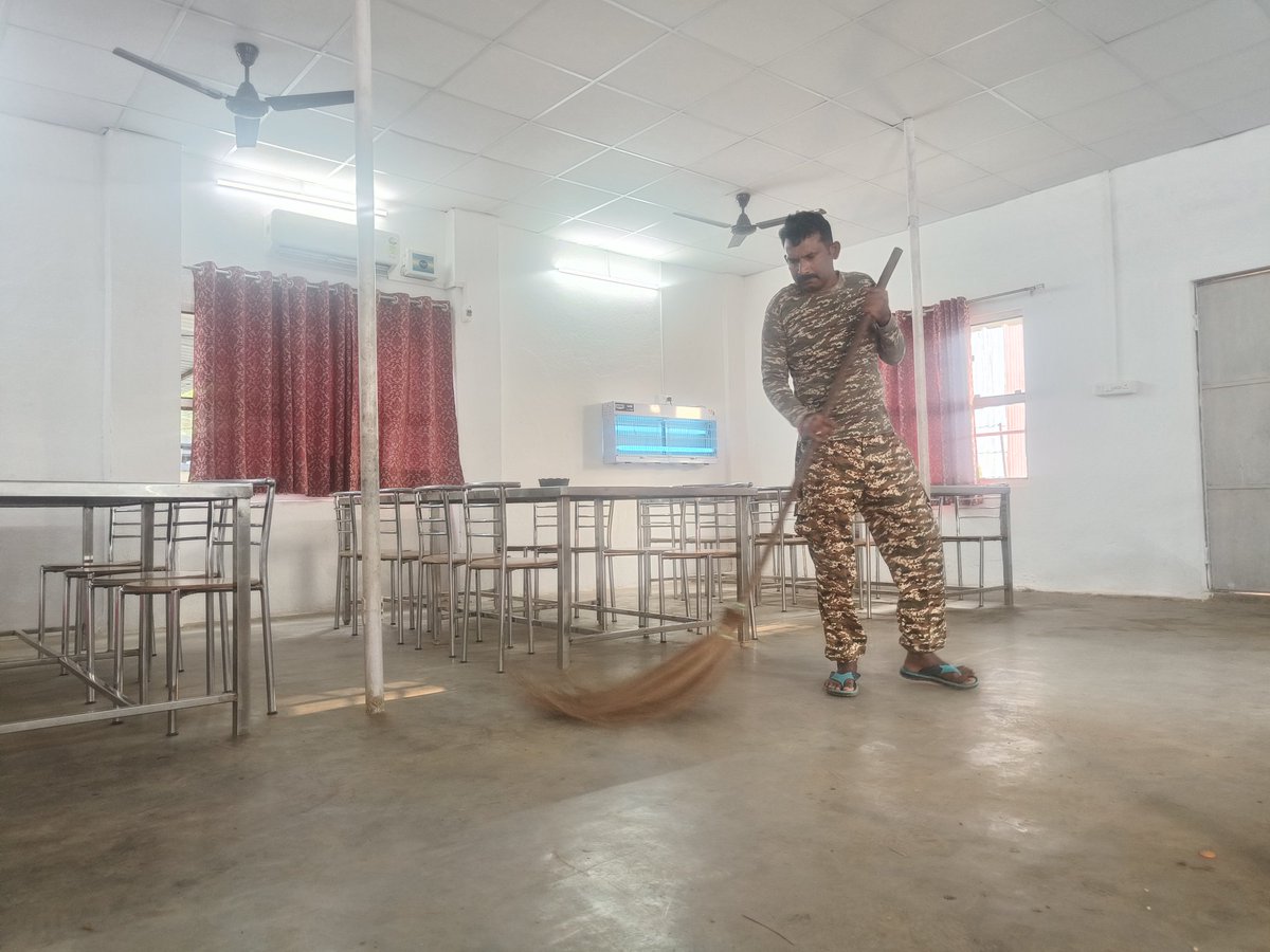 COMDT81BNCRPF's tweet photo. Special cleanliness drive adopted at store/mess areas to avoid contamination of food and maintenance of proper sewage/drainage systems and electricity by 81 BN troops under 'Swachhata pakhwada '. https://t.co/S00M9m3RCt