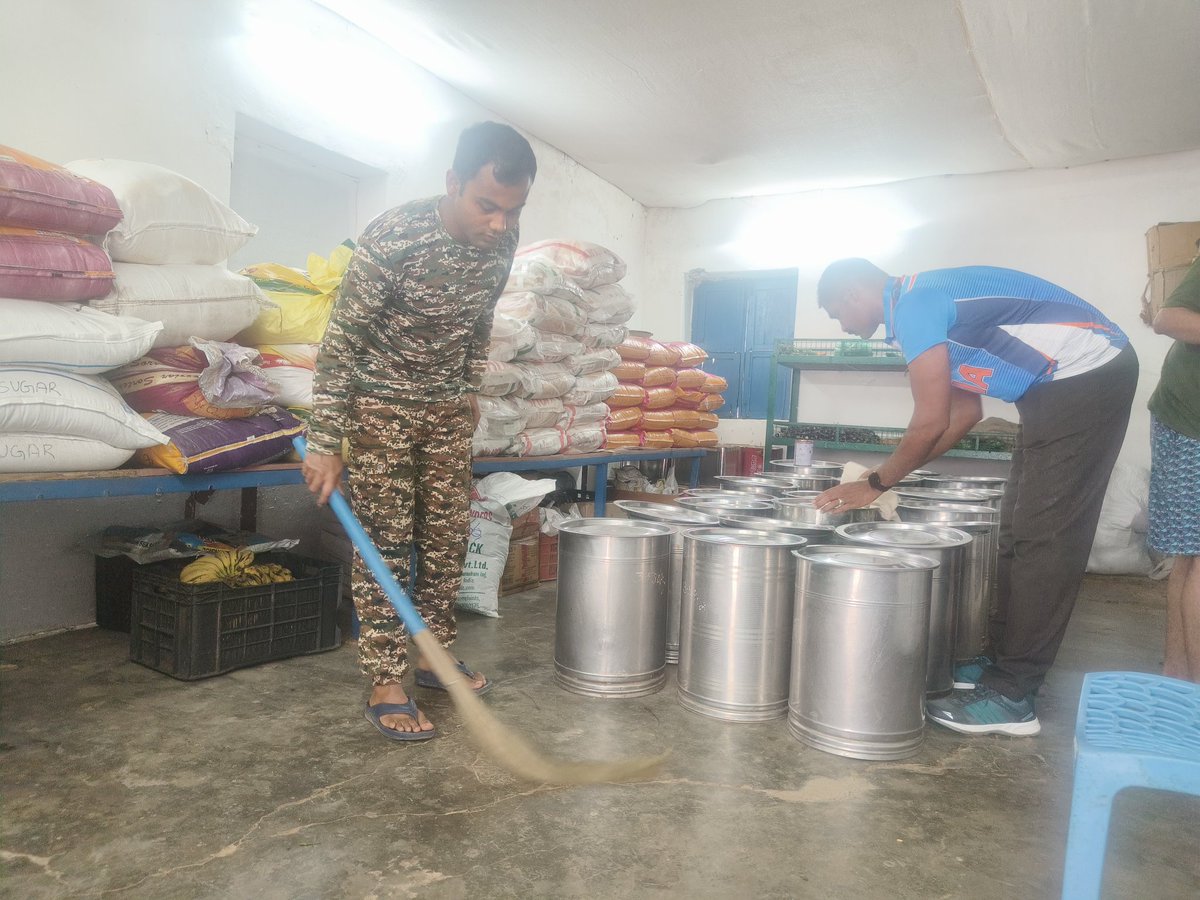 COMDT81BNCRPF's tweet photo. Special cleanliness drive adopted at store/mess areas to avoid contamination of food and maintenance of proper sewage/drainage systems and electricity by 81 BN troops under 'Swachhata pakhwada '. https://t.co/S00M9m3RCt