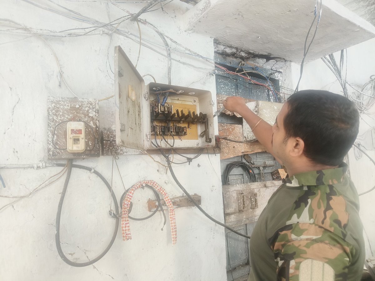 COMDT81BNCRPF's tweet photo. Special cleanliness drive adopted at store/mess areas to avoid contamination of food and maintenance of proper sewage/drainage systems and electricity by 81 BN troops under 'Swachhata pakhwada '. https://t.co/S00M9m3RCt