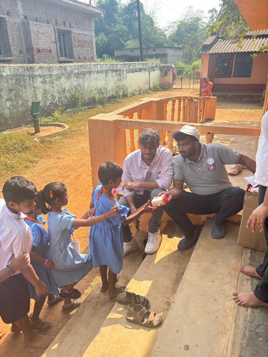 NssXim's tweet photo. "Successful Day-1 of the Village Camp, It started with the Skill Development program at Niranjanpur Village! Big shoutout to our amazing volunteers for making it happen!
#NSS #NSSIndia #NSSUnit #NSSOdisha #NSSXIM #NSSEvent #NSSCamp #VillageCamp #Niranjanpur #skilldevelopment https://t.co/P9WKTANuTQ