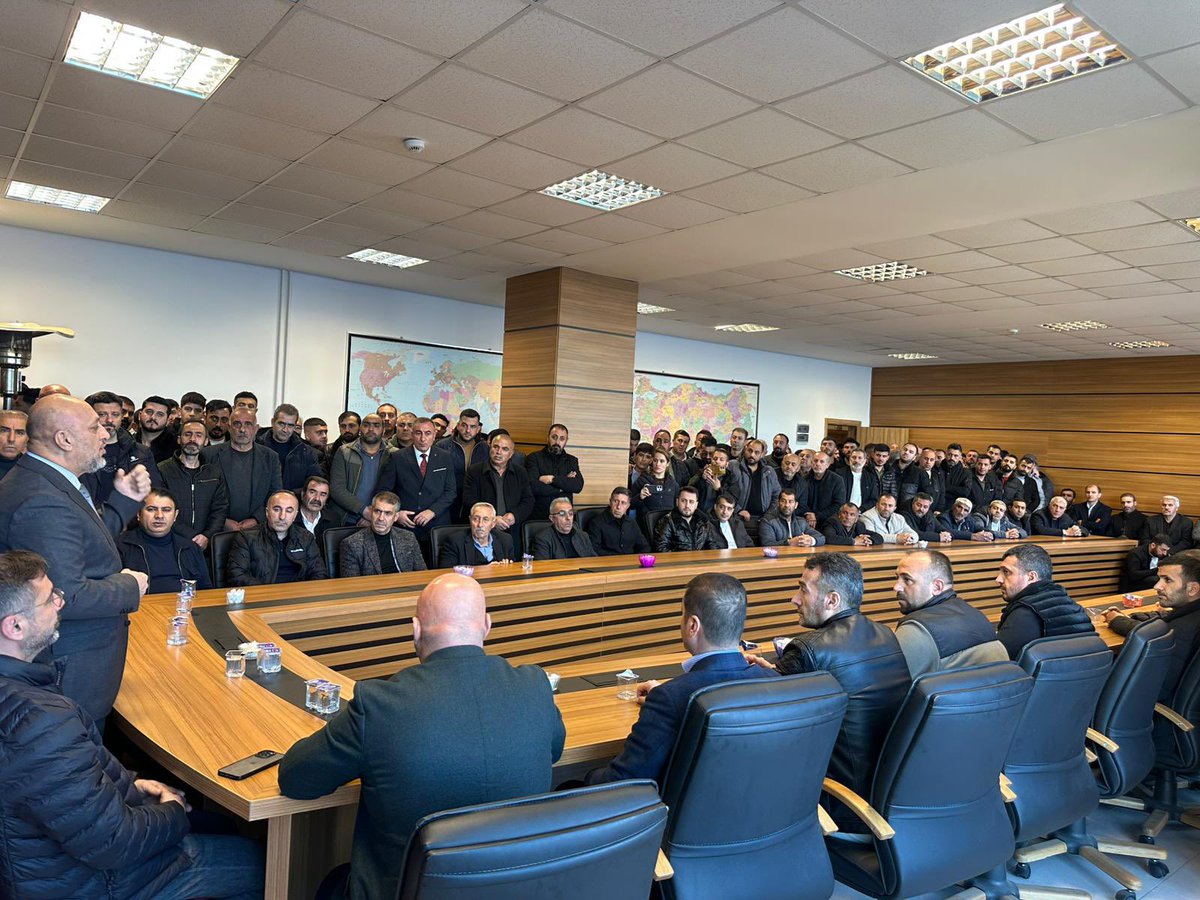 Merkez İlçe Başkanlığımızın devir teslim törenine katıldık.

Bu kutlu yolculuk bir bayrak ve dava yarışıdır. Makamlardan öte olan, teşkilatımızın aziz milletimize duyduğu hizmet aşkıdır.

Yeni İlçe Başkanımız Turgay KURTKAN'a görevinde başarılar diliyor; emek ve gönül vererek