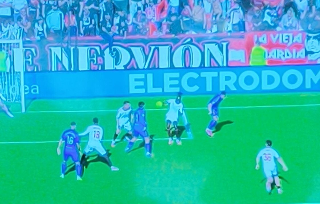 Penalti por mano  //  Falta por empujón. 

Diferencia de criterios, diferencia de equipos.