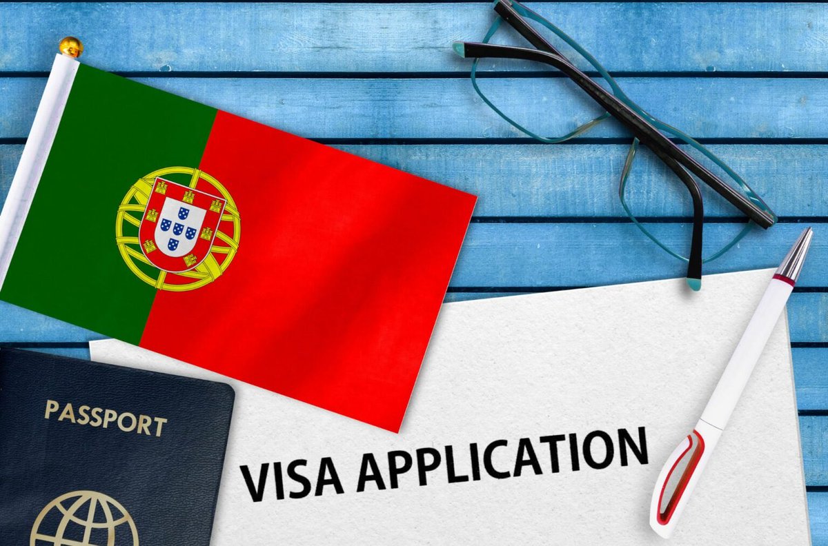 basaarkaya's tweet photo. Portekiz ayda 870 Euro pasif geliri olan herkese oturum veriyor (mu?) 🇵🇹

Son günlerde sosyal medyada “870 Euro pasif geliri olan herkesin Portekiz’den oturum izni alarak kolayca Avrupa’ya taşınabileceği” temalı yüzlerce paylaşıma denk geldim. %99’u etkileşim sevdalı kişilerce yapılan bu paylaşımlar aslında buzdağının yalnızca çok küçük bir kısmını gösteriyor.

Okumaya üşenenler için tek cümlelik özet: Portekiz 870 Euro pasif geliri olan herkese oturum vermiyor.

Okumaya devam edenler için “yanlış bilinen doğruları” madde madde anlatmak isterim.

❌ Bu yeni bir vize türü.
✅ Hayır, 2007 yılından beri zaten uygulamada olan bir vize türü idi ve özellikle Asya, Amerika ve Türkiye’den binlerce insan faydalandı.

❌ Aylık 43000 TL pasif gelirin olması yeterli.
✅ Hayır, tek başına pasif gelir oturum alman için yeterli değil. Ayrıca hesabında aile bireyleri sayısına göre birikim göstermen gerekli.

❌ Portekiz’de kiralar düşük.
✅ Hayır, Portekiz son yıllarda çok fazla göç aldı ve şehir merkezlerinde ev kiraları 2-3 katına çıkmış durumda ve ev bulunamıyor.

❌ Türk banka hesap dökümü ile başvurabilirsin.
✅ Hayır, Portekiz’de, Portekiz’e gitmeden bir banka hesabı açmalı ve birikimini o hesaba aktarmalısın.

❌ Portekiz 5 yılda vatandaşlık veriyor.
✅ Hayır, vatandaşlık süresi 10 yıla çıkıyor.

❌ Oturum aldıktan sonra Portekiz’de yaşaman gerekmiyor.
✅ Hayır, 1 yıl içerisinde kesintisiz 6 ay veya kesintili 8 ay yaşaman gerekiyor.

❌ Oturumu aldım ama ailemi Portekiz’e götürmeme gerek yok.
✅ Hayır, ailece yerleşmek ve okul çağındaki çocukları Portekiz’de okula göndermek gerekiyor. 

❌ Başvurudan oturumu alana kadarki  tüm süreç 1 ayda tamamlanıyor.
✅ Hayır, randevu süreleri 10-12 aylara kadar çıkmış durumda. Ayrıca Portekiz’de 4 ay içerisinde verilmesi gereken randevu süreleri de aynı şekilde 8-10 aylara kadar çıkabiliyor. Toplam süreç 1.5 - 2 seneyi bulabiliyor. 

❌ Oturum alsam bile Portekiz’de vergi ödemem gerekmiyor.
✅ Hayır, ilk 6 aydan sonra vergi mükellefi olursunuz ve vergi ödersiniz.

“Kimsenin bir şey bilmediği yerde herkesin her şeyi bilebileceğini düşünürsek, son dönemde artan “Vize Danışmanları” sebebiyle Portekiz D7 Vizesine çok fazla sayıda hatalı başvuru yapıldı ve çok fazla insan mağdur oldu.

O nedenle D7 vizesinin ne olduğunu ve en önemlisi de ne tür yükümlülükler doğurduğunu çok iyi öğrenmek ve anlamak gerekli.

Bu içeriği Portekiz D7 vizesi başta olmak üzere tüm Avrupa ülkelerindeki oturum süreçleri hakkında son derece deneyimli @erdalgokhan’ın desteğiyle hazırladım.

D7 vizesi hakkındaki tüm sorularınız için ➡️ @erdalgokhan