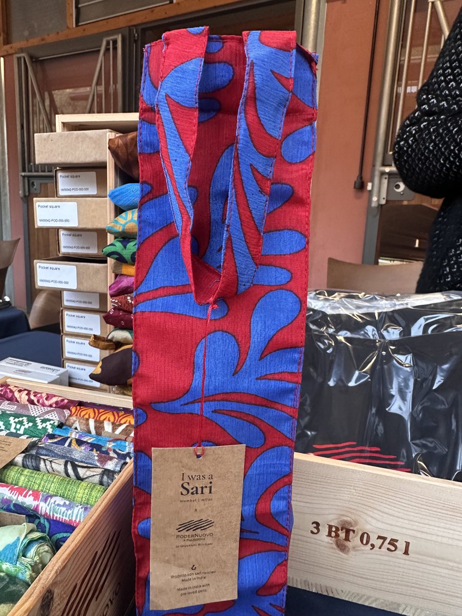 From Mumbai to Milan!

Saree fabrics from 🇮🇳 weaving 🇮🇹's wine bottle covers✨