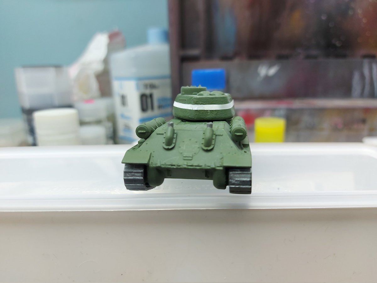 BroccoliTang's tweet image. ［技術練習］很久沒有做軍模了，所以我挑了一盒Italeri的1／72 T34-85來做，那是一盒兩輛的簡易組裝模型，只做了炮塔的鑄造質感和履帶的仔細分色，車身很多細節都被略過。