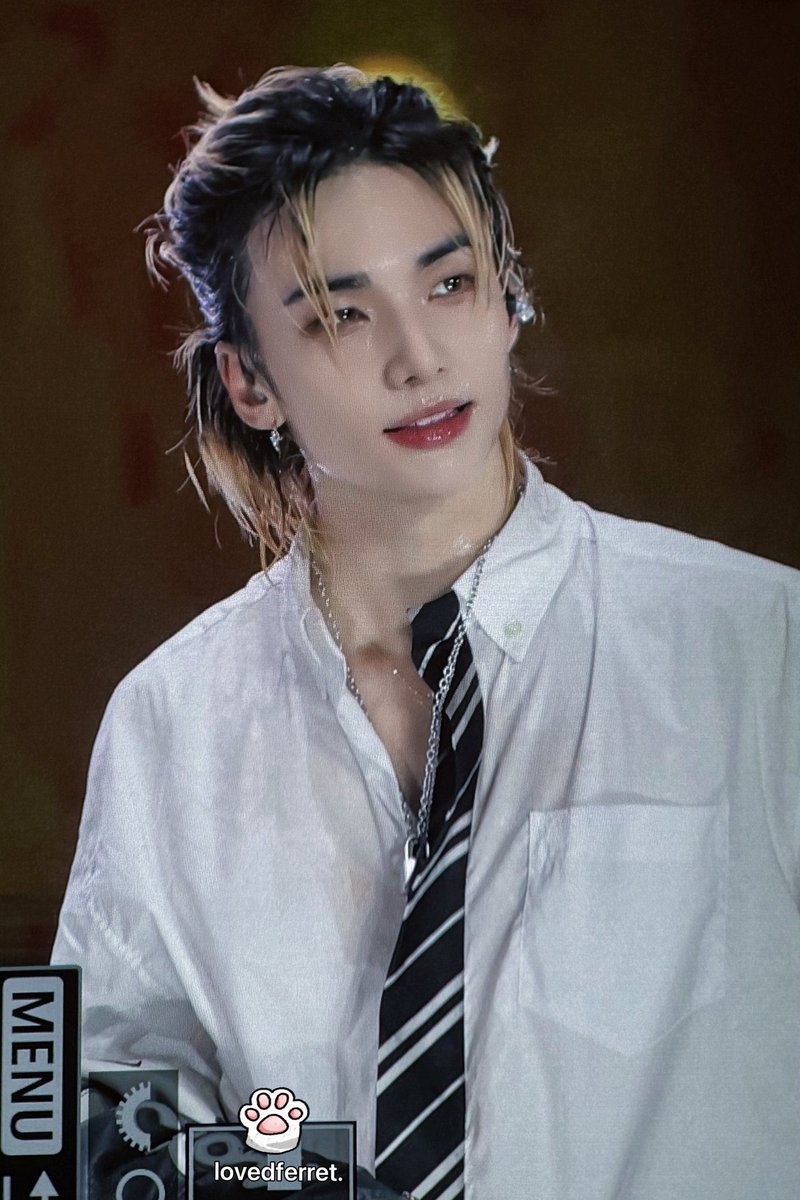 hxnjxnnnn's tweet photo. HIS HAIR!? EVERYTHING!? HES PERFECT https://t.co/jUSIVOALzP