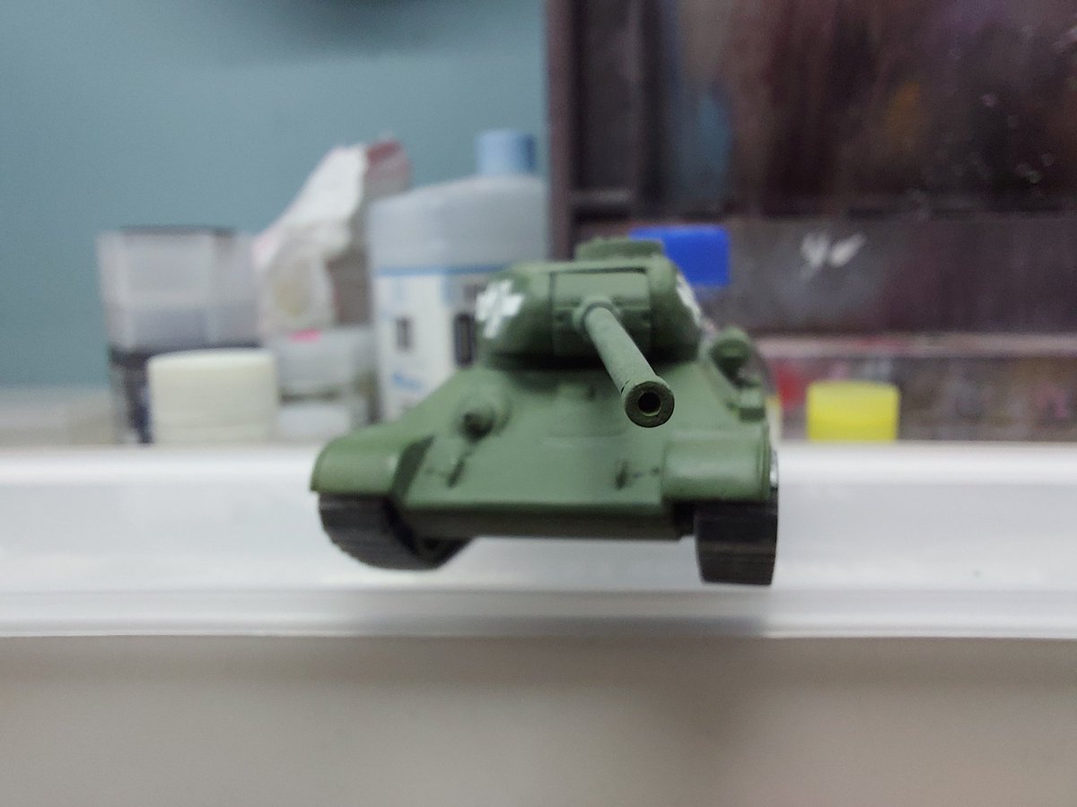BroccoliTang's tweet image. ［技術練習］很久沒有做軍模了，所以我挑了一盒Italeri的1／72 T34-85來做，那是一盒兩輛的簡易組裝模型，只做了炮塔的鑄造質感和履帶的仔細分色，車身很多細節都被略過。