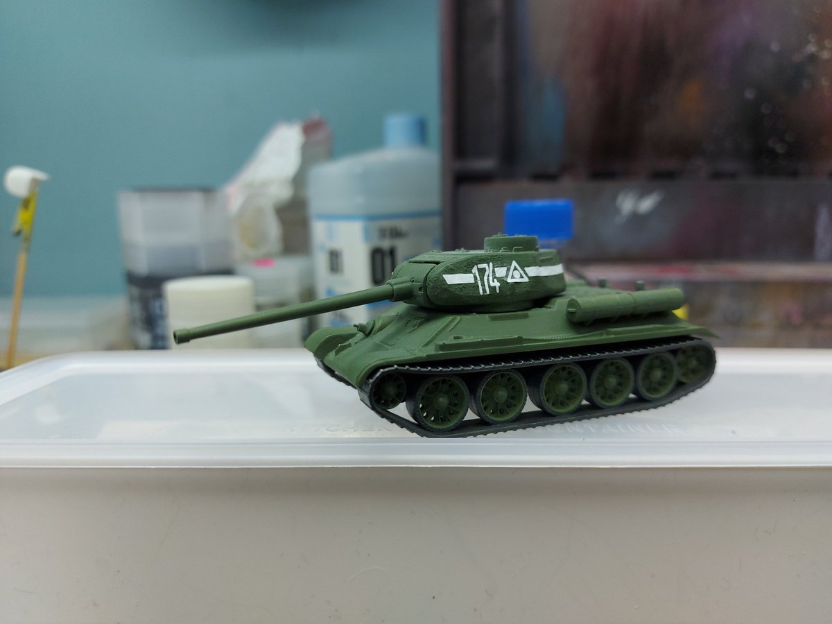 BroccoliTang's tweet image. ［技術練習］很久沒有做軍模了，所以我挑了一盒Italeri的1／72 T34-85來做，那是一盒兩輛的簡易組裝模型，只做了炮塔的鑄造質感和履帶的仔細分色，車身很多細節都被略過。