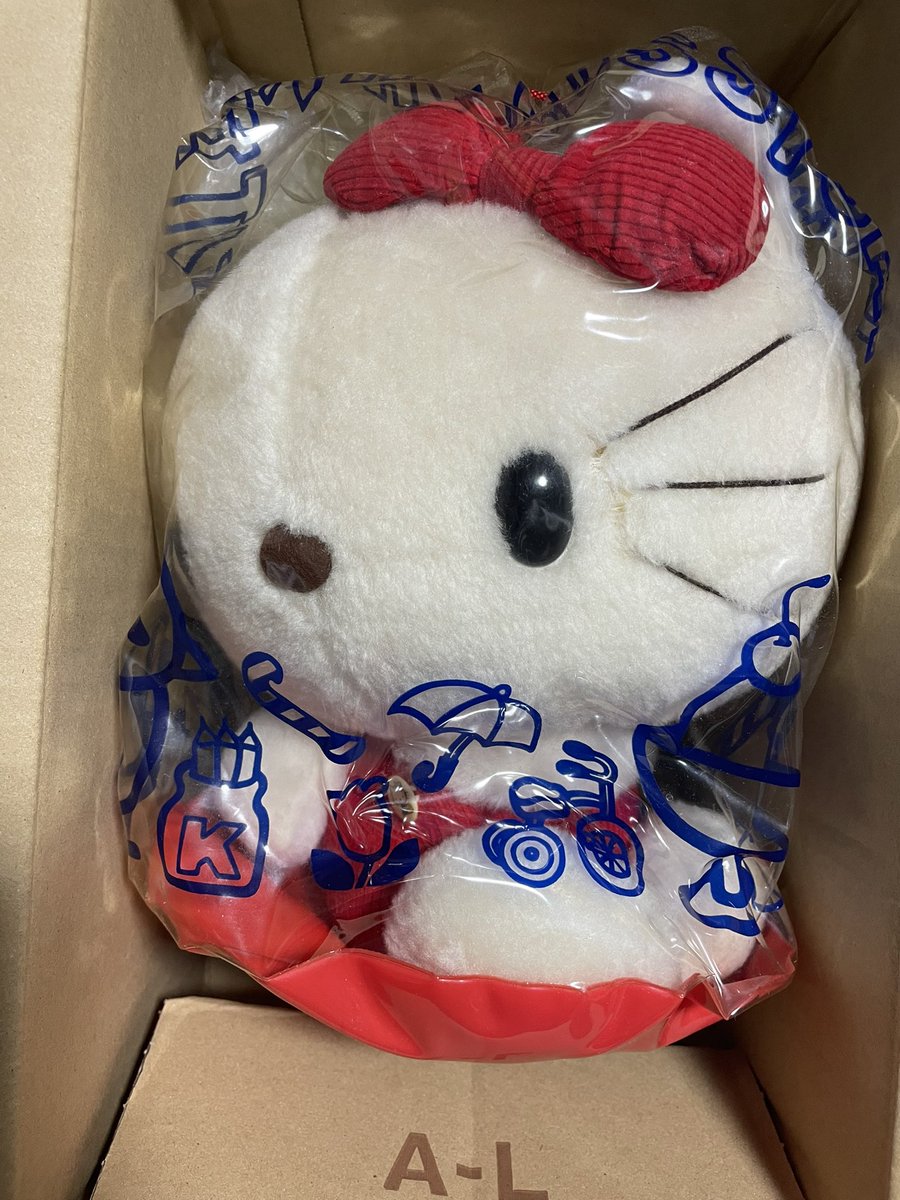 ハローキティ史上初のぬいぐるみです 購入当時の袋が現存しているのは