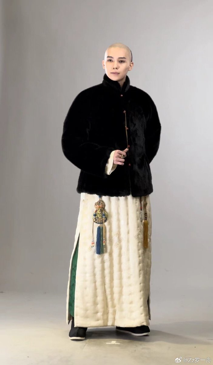 20251214  [💚] Weibo Update 

" 'หลี่' จากสี่แซ่ดัง จ้าว–เฉียน–ซุน–หลี่ 'ชิน' จากเคารพและปฏิบัติตามปฏิบัติตามพระราชโองการ" 

“เจ้าน่ะ~ ขึ้นไปดูบนเรือหน่อยสิ วันนี้ถ้าพอไหวล่ะก็ เรามาแข่งกันหน่อย!”

เริ่มต้นจากอีชุน ​(ในมณฑล​เฮย์หลงเจียง) ตำนานกลุ่มพ่อค้าบทนี้ก็ได้เปิดฉากขึ้น