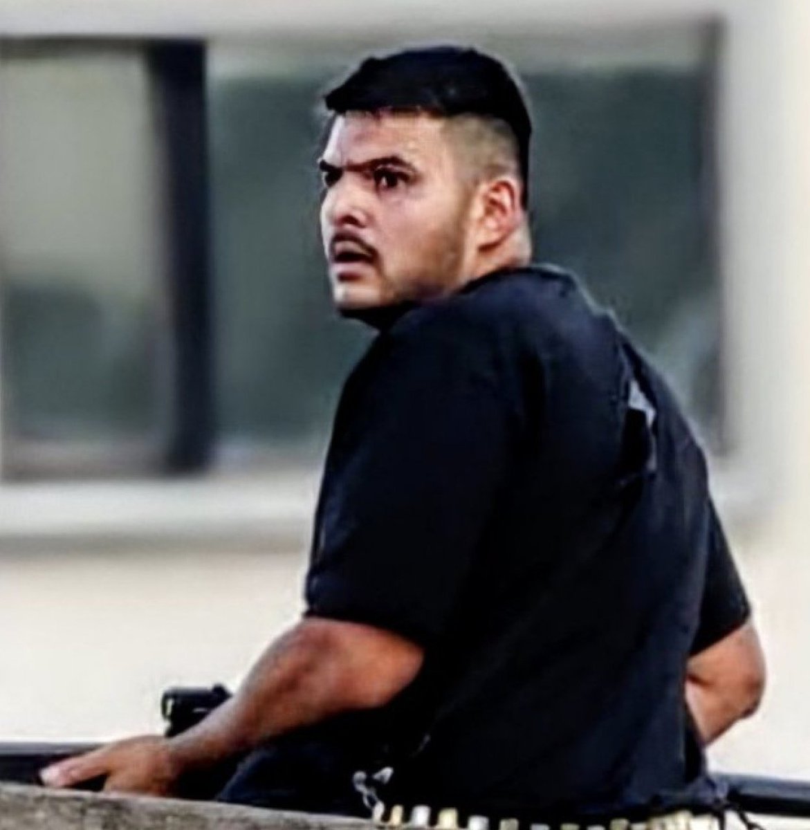 🚨 Australia le PROHIBIÓ la entrada a Novac Djokivic y lo DEPORTÓ por no quererse poner la vacuna experimental fase 3... Pero no le importó dejar entrar a este terrorista que ha asesinado a 12 inocentes junto a su amigo. ¿Por qué?